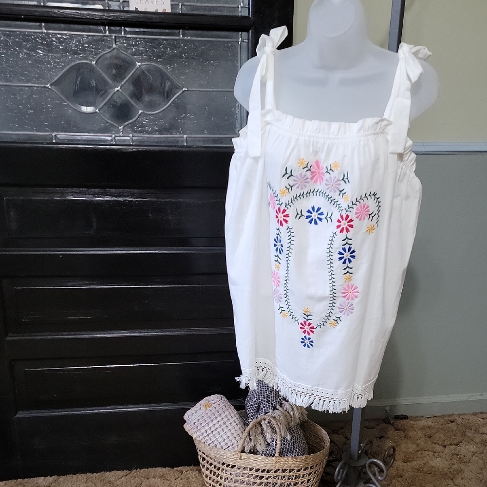 NWT DAVI & DANI White Tank with Floral Embroidery Tassel Hem Woman Size 1XL